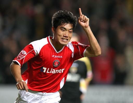 图文-[英冠]查尔顿3-0卡迪夫城郑智欢喜庆祝进球